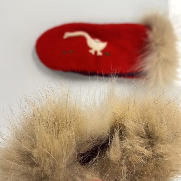 Hand-crafted Inuit wool mittens with fur trim - Picture 3 of 4